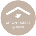 Logo Seiton Espace by Angélina sous forme de pastille taupe et blanc