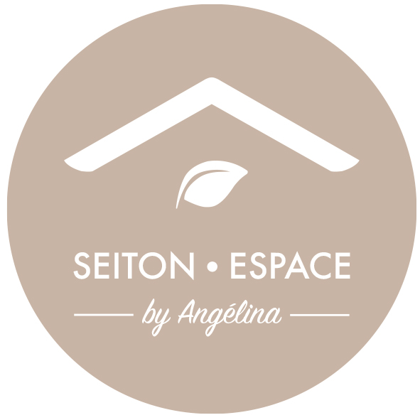 Logo Seiton Espace by Angélina sous forme de pastille taupe et blanc