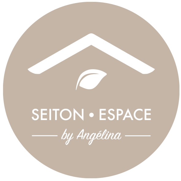 Logo Seiton Espace by Angélina sous forme de pastille taupe et blanc